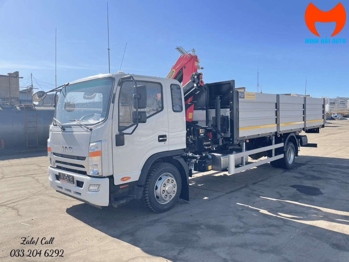 Xe tải JAC gắn cẩu gập palfinger 3 tấn đang nâng vật liệu xây dựng tại công trường.
