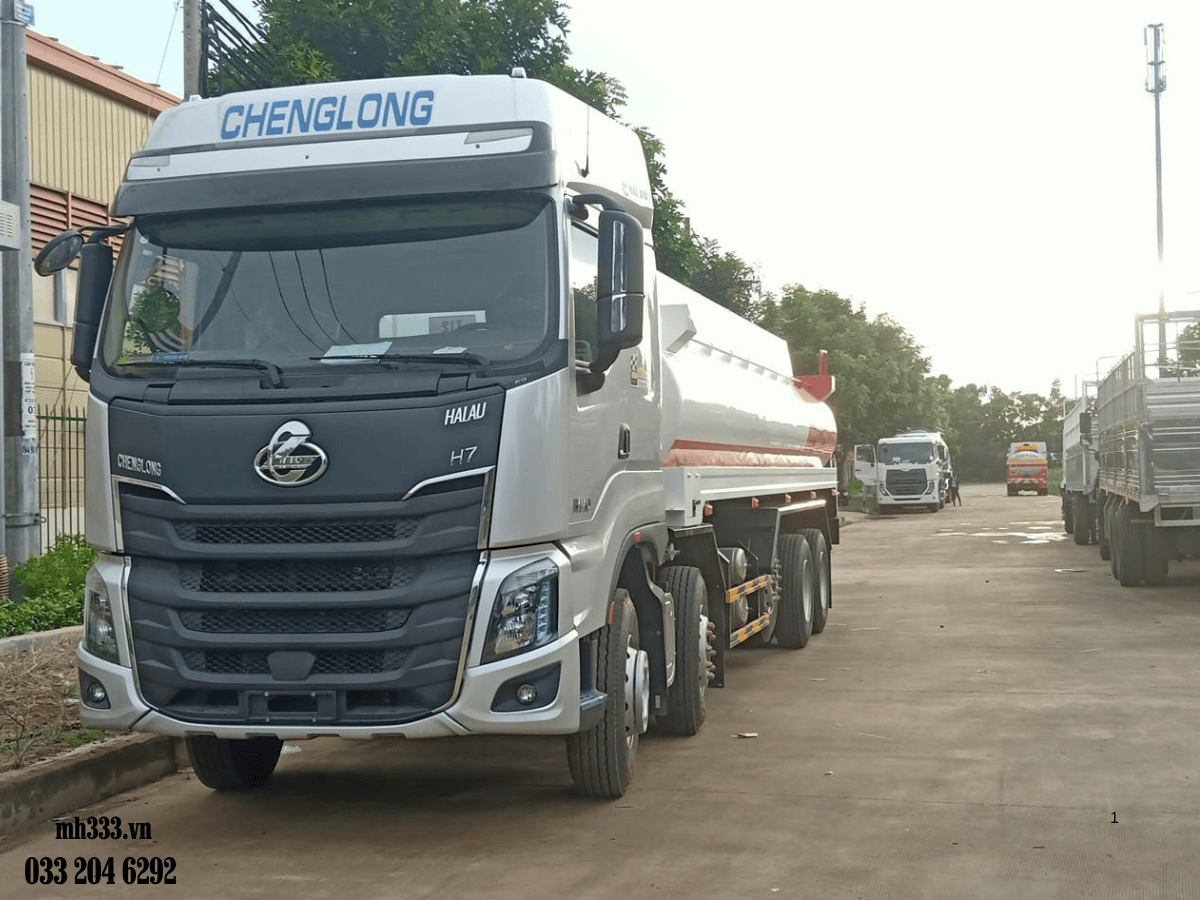 Xe téc chở xăng dầu 26 khối Chenglong H7 sẵn sàng bàn giao cho khách hàng tại bãi xe Minh Hải Auto.