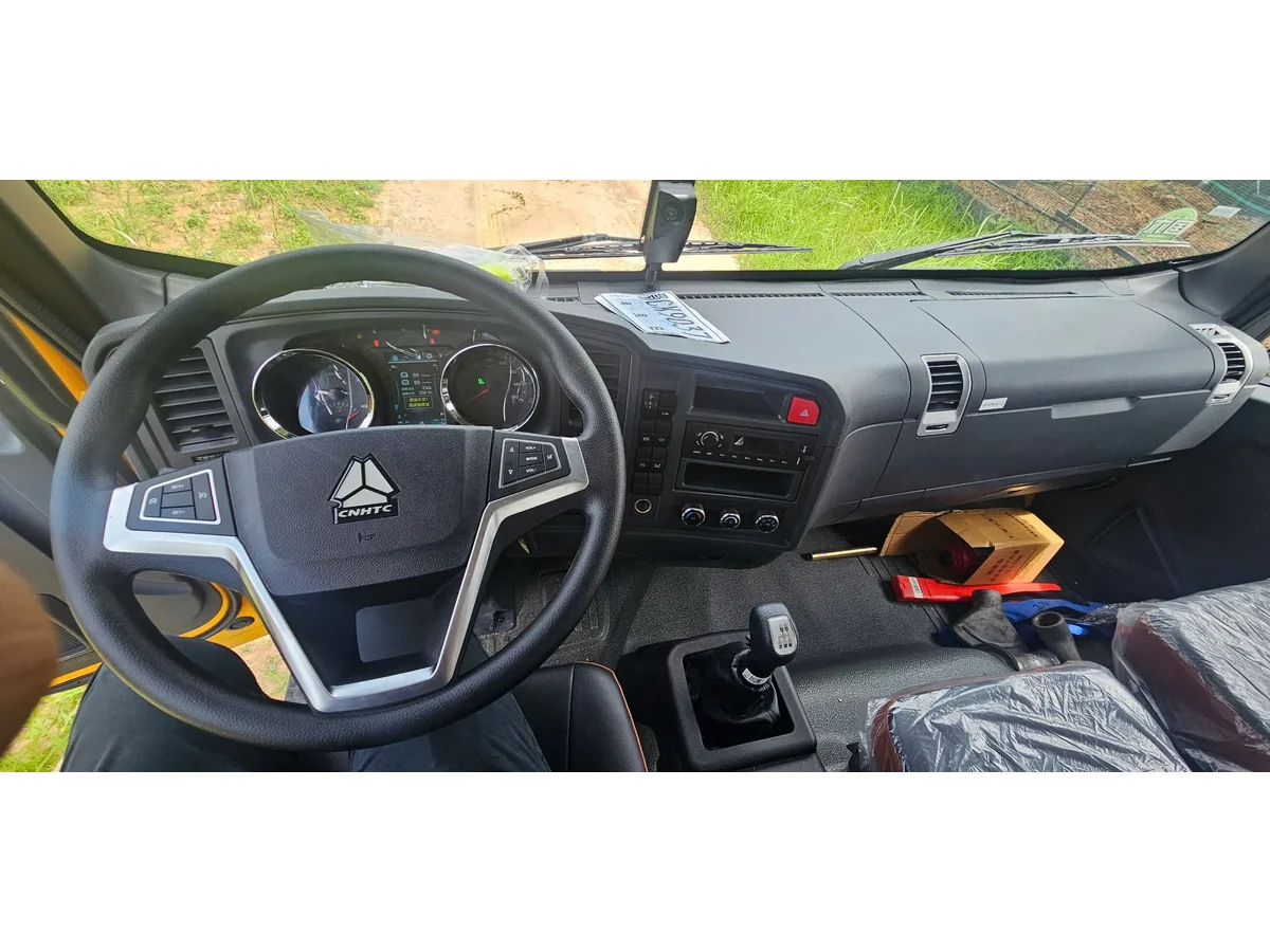Xe téc HOWO phun nước 9 khối bên cạnh xe cùng phân khúc để đối chiếu kích thước