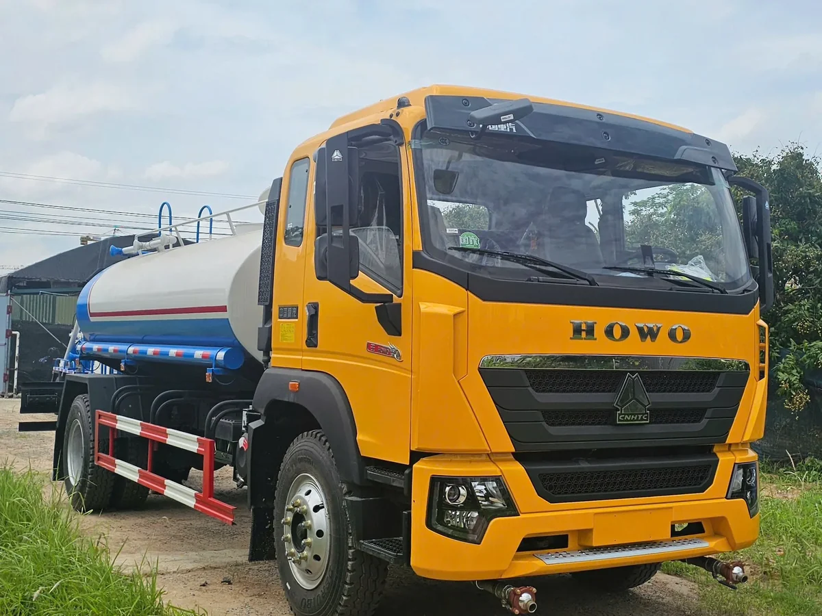 Xe téc HOWO phun nước 9 khối nhìn từ phía sau, thấy rõ cụm bồn và hệ thống phun