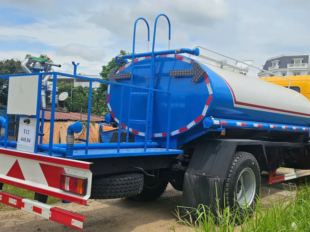 Xe téc HOWO phun nước 9 khối làm nhiệm vụ rửa đường tại hiện trường