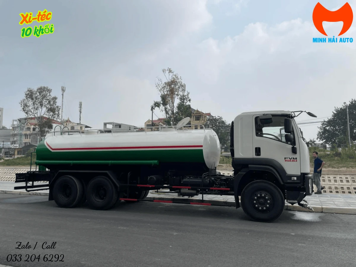 Xe téc phun nước Isuzu 10 khối nhìn ngang, thấy rõ téc ba khoang và cụm ba trục 6x2