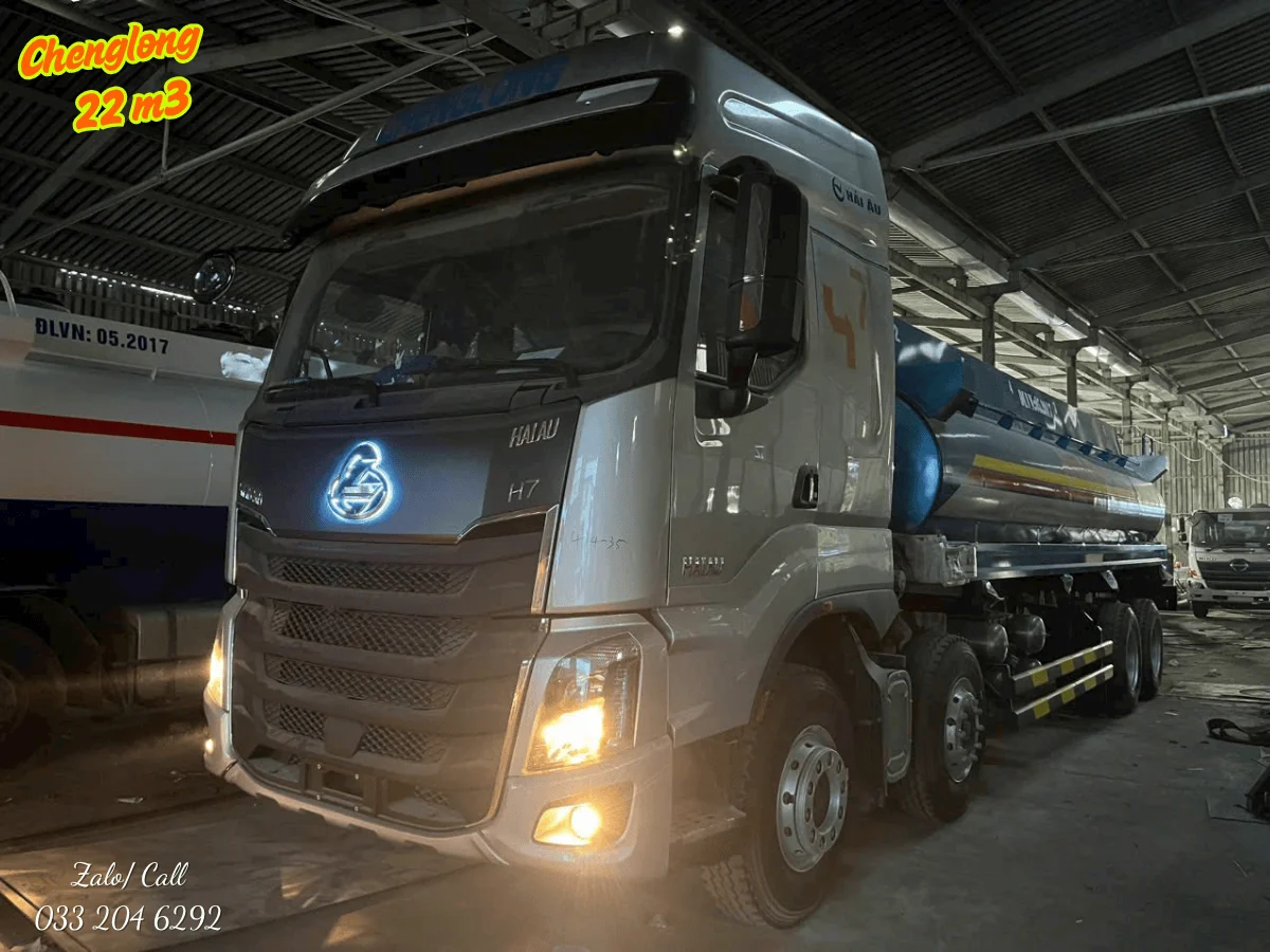 Xe téc xăng dầu Chenglong 22 khối trong buổi bàn giao cho khách hàng