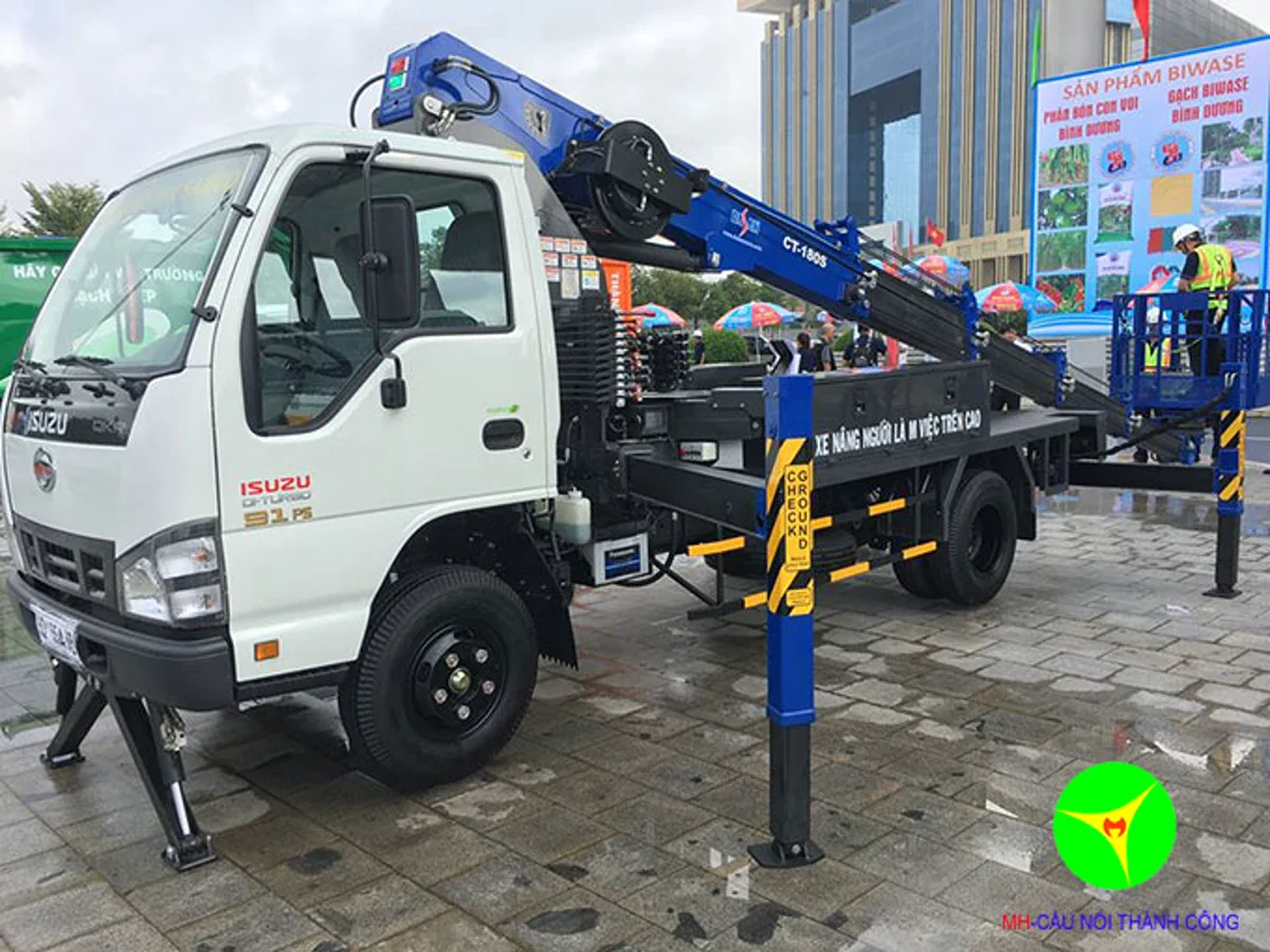 Xe thang nâng người Dasan 18 m nhìn góc 3/4 trên nền Isuzu