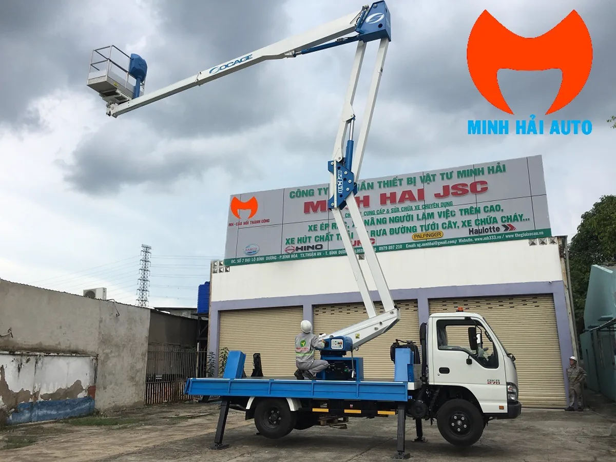 Xe thang nâng người 20 m Socage triển khai cần gấp khúc và chân chống tại xưởng Minh Hải Auto