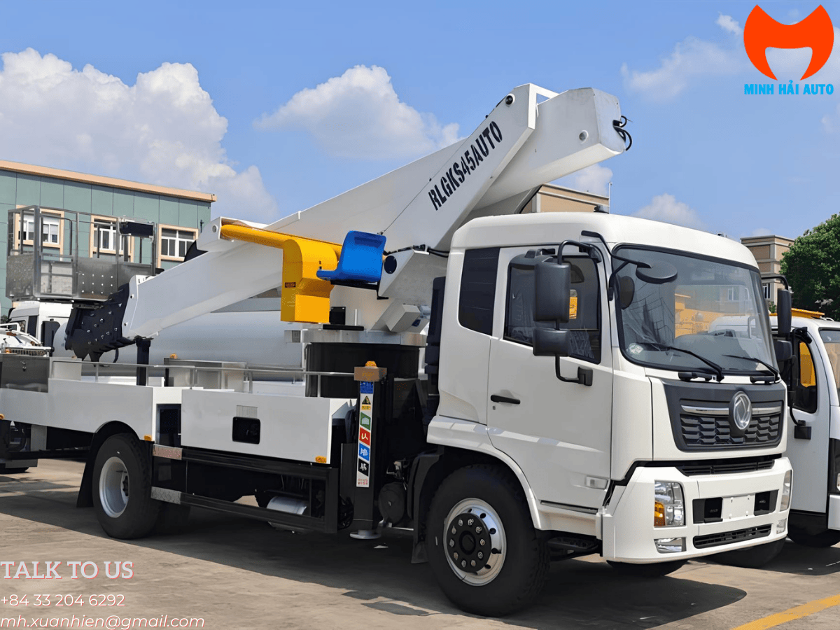 Xe thang nâng người 45m Dongfeng 4x2, giỏ 220kg, quay 360 độ đang làm việc trên cao