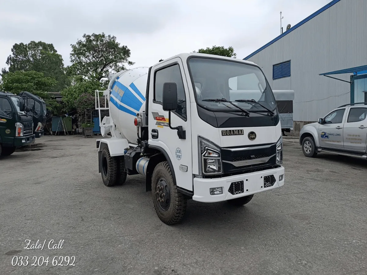 Xe trộn bê tông Hoa Mai 2,3 khối màu trắng đỗ tại bãi giao xe