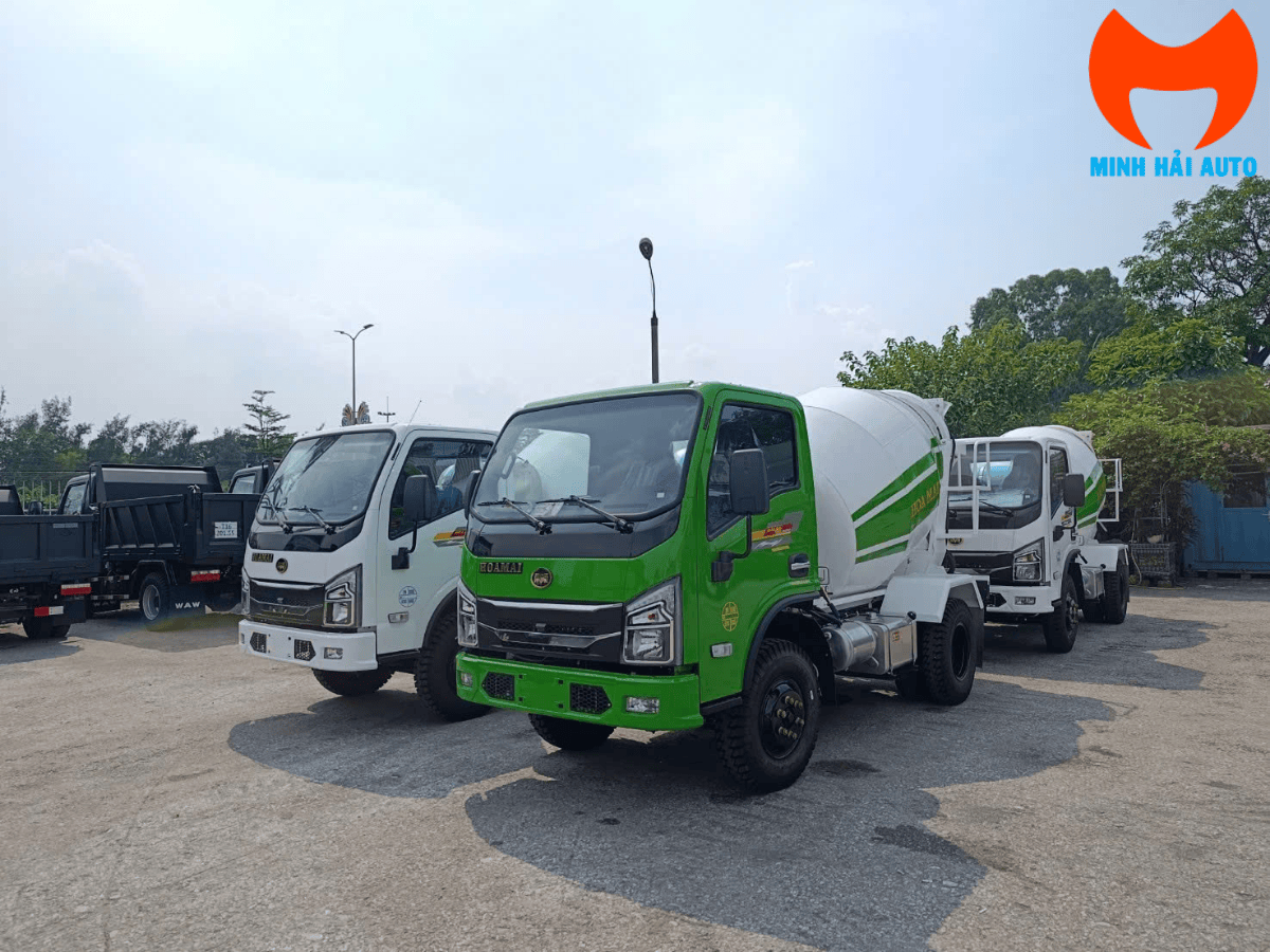 Xe trộn bê tông Hoa Mai 3.8 khối 2 cầu mạnh mẽ tại công trường