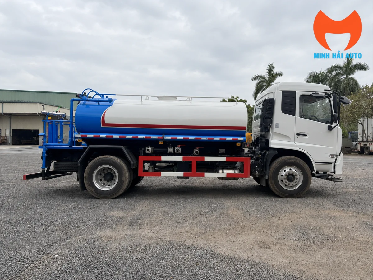 Xe xi téc phun nước Dongfeng 9 khối nhìn từ hông téc