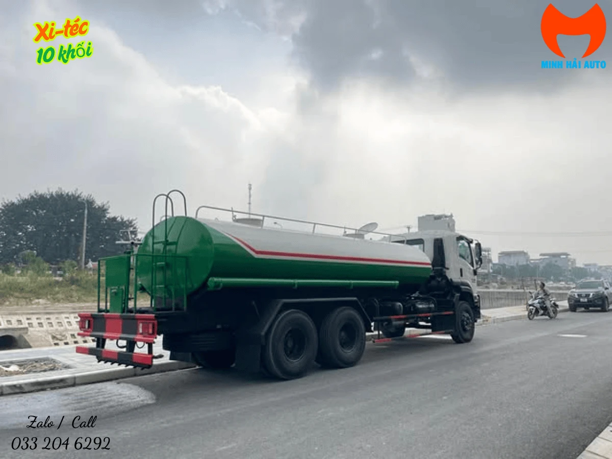 Đuôi xe téc phun nước Isuzu 10 khối với dàn phun sau và thanh chắn bảo vệ sơn đỏ đen