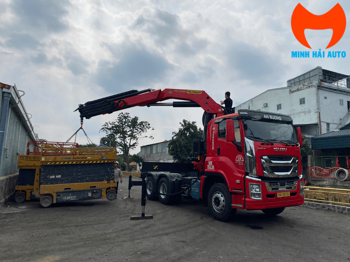 Xe đầu kéo Isuzu Giga 380HP gắn cẩu Palfinger PK32080C