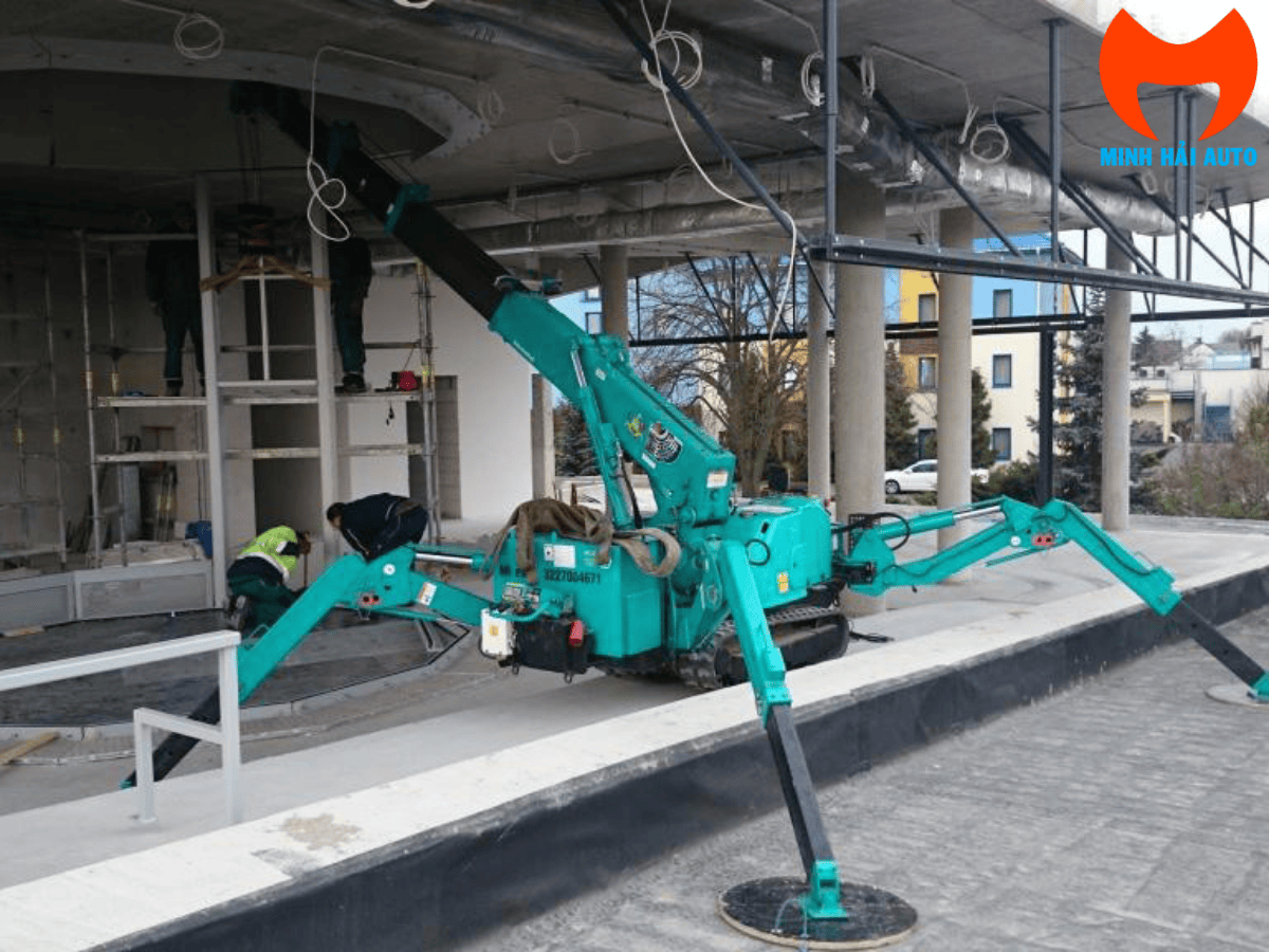 Xe cẩu chân nhện Maeda MC285C-2 đang được sử dụng để lắp đặt kính cho một tòa nhà hiện đại