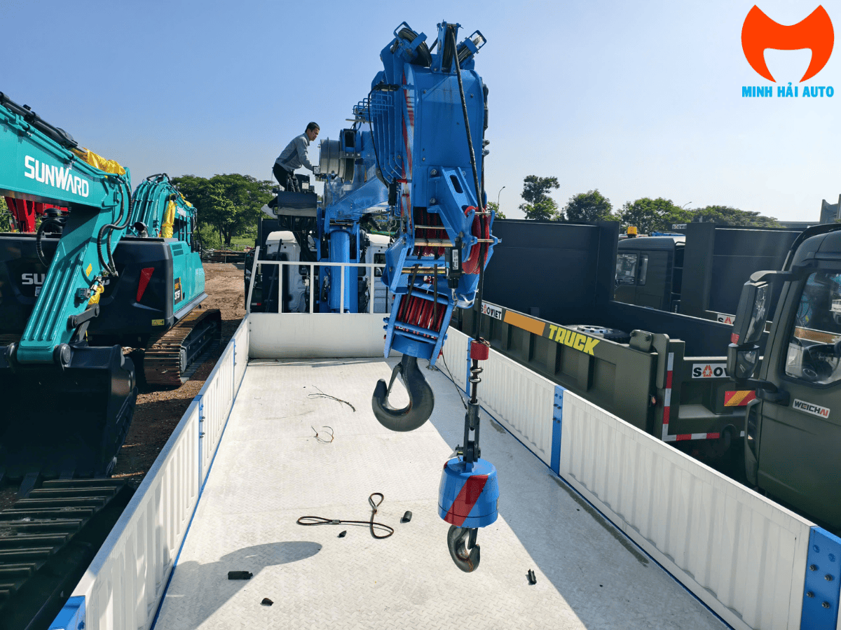 Xe cẩu Howo 4 chân 20 tấn đang lắp dựng kết cấu thép tại công trình.