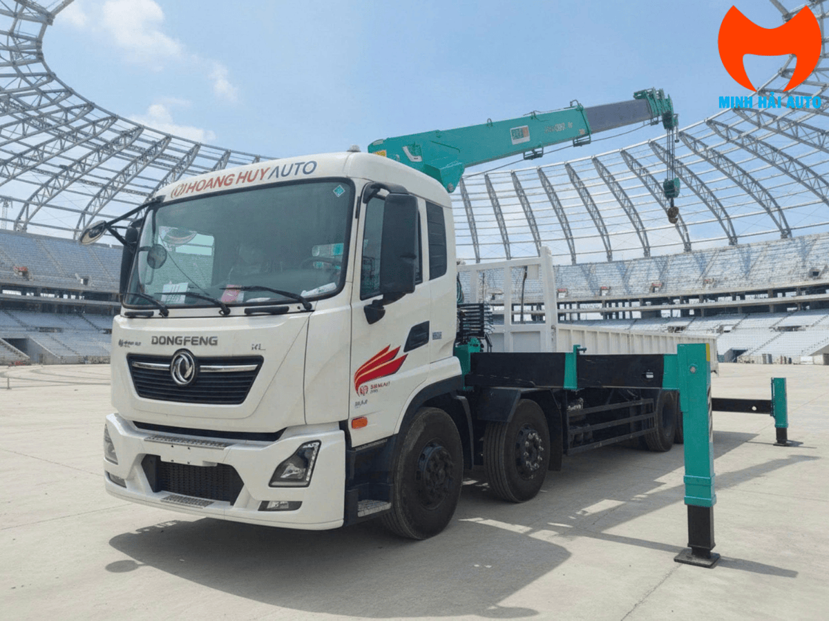 Xe Cẩu Tự Hành 12 Tấn DF Hoàng Huy Hyundai Everdigm HLC-12015 đang nâng khối bê tông lớn