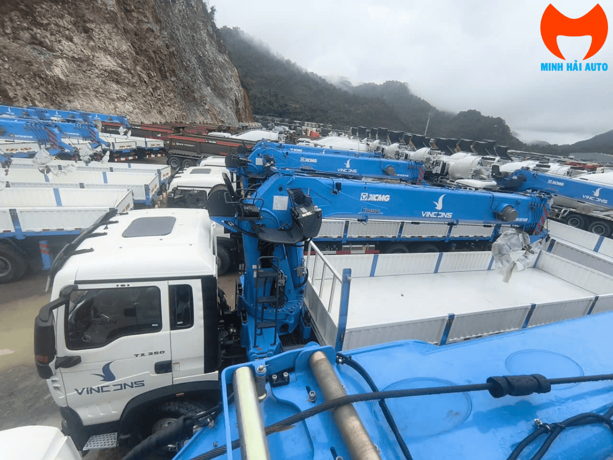 Xe cẩu tự hành Howo 4 chân gắn cẩu XCMG 20 tấn đời 2026.