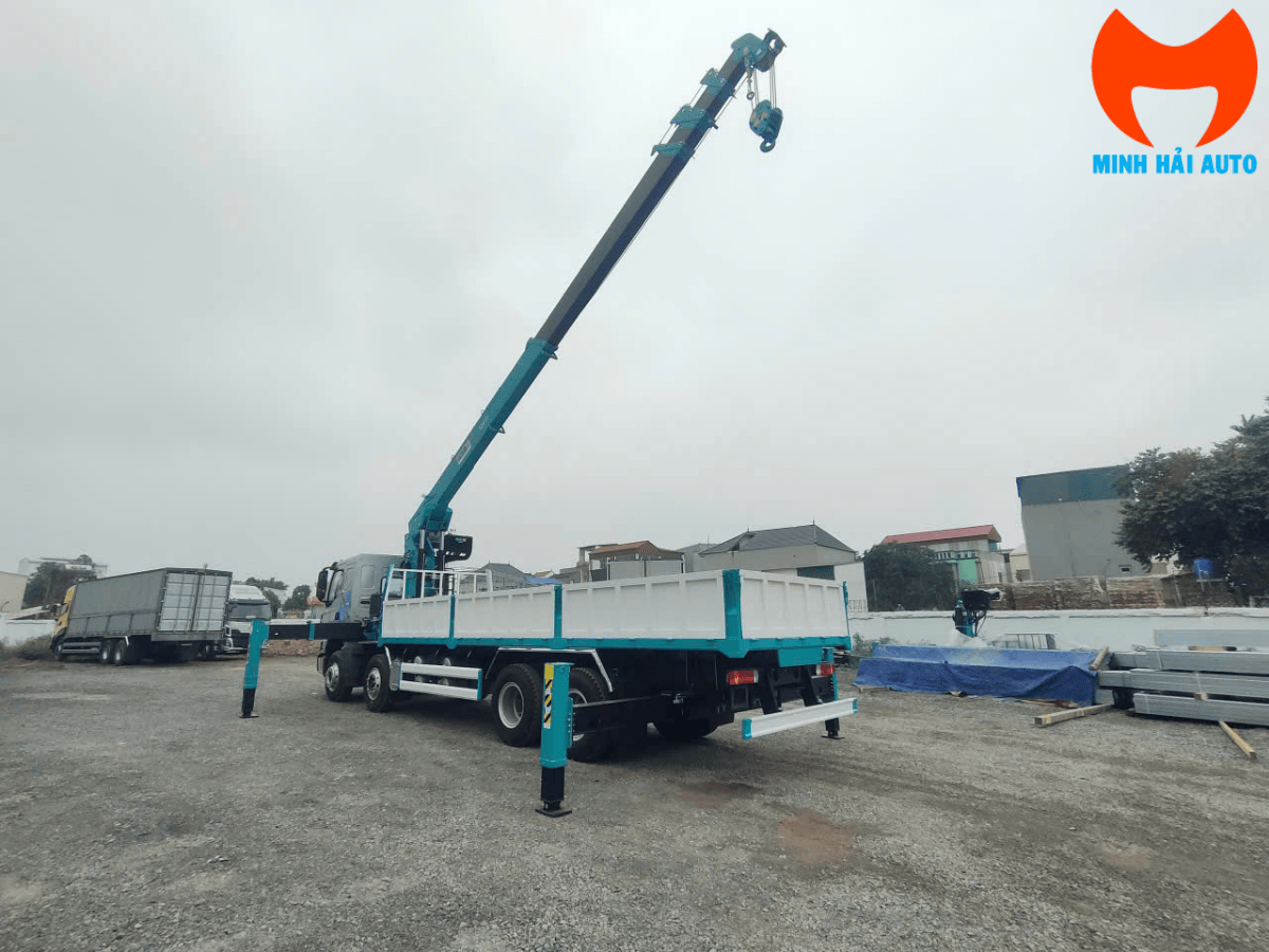 Xe Chenglong H5 gắn cẩu 12 tấn đang nâng hạ hàng hóa tại công trường xây dựng