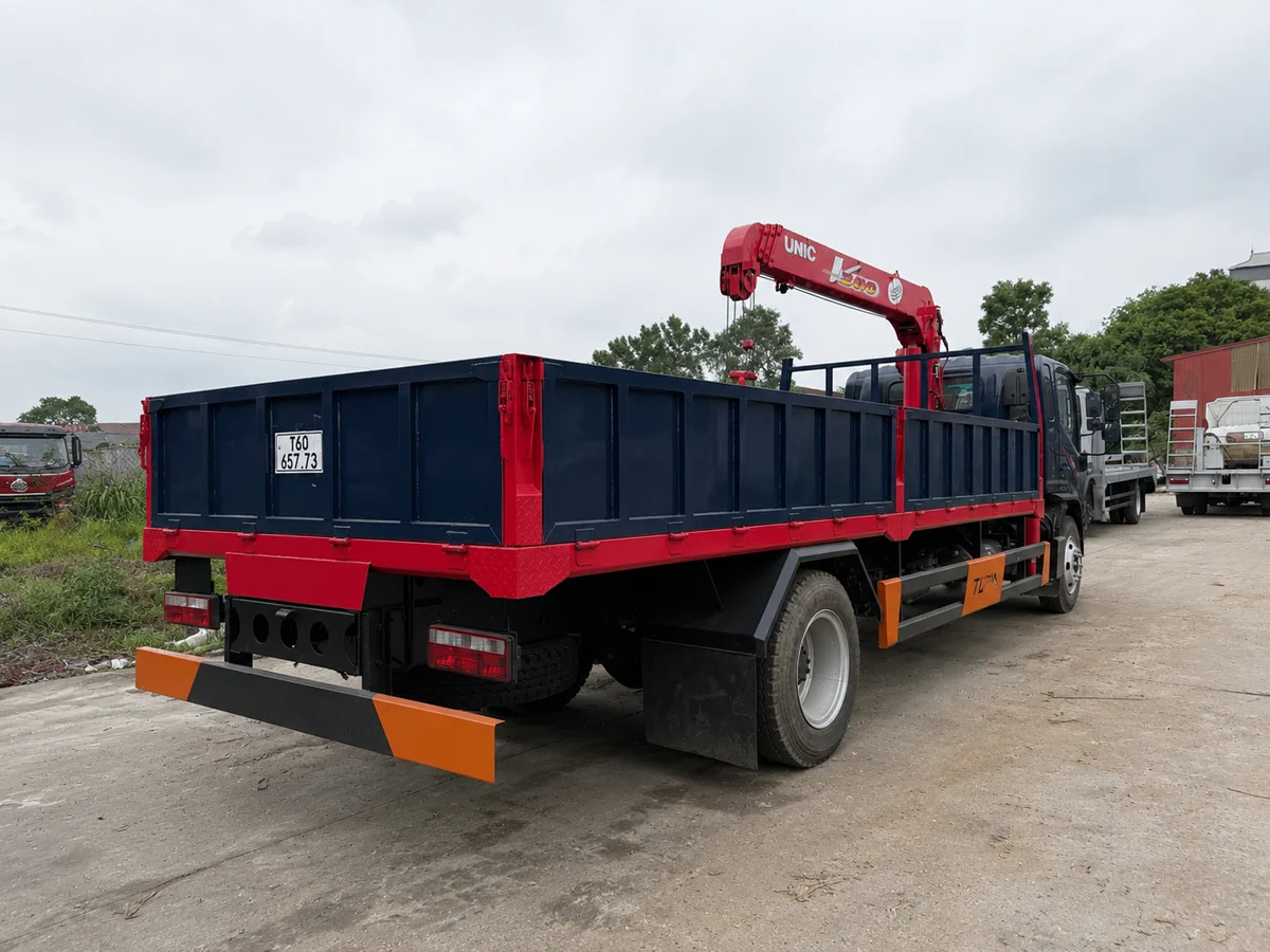Xe JAC N900 gắn cẩu Unic 3 tấn vận chuyển vật tư công trình