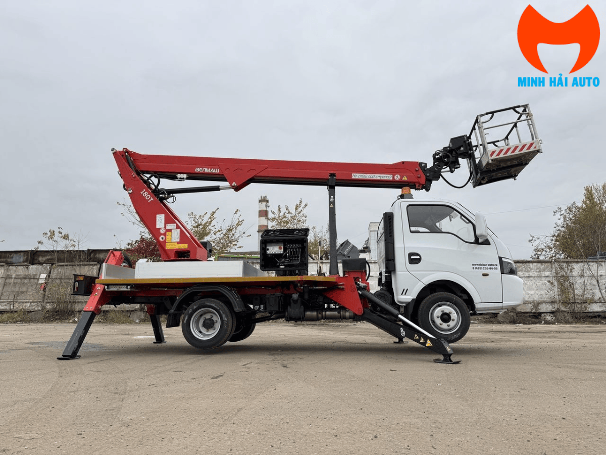 Xe nâng người 18m đang thực hiện công tác bảo trì hệ thống chiếu sáng đô thị vào ban đêm.