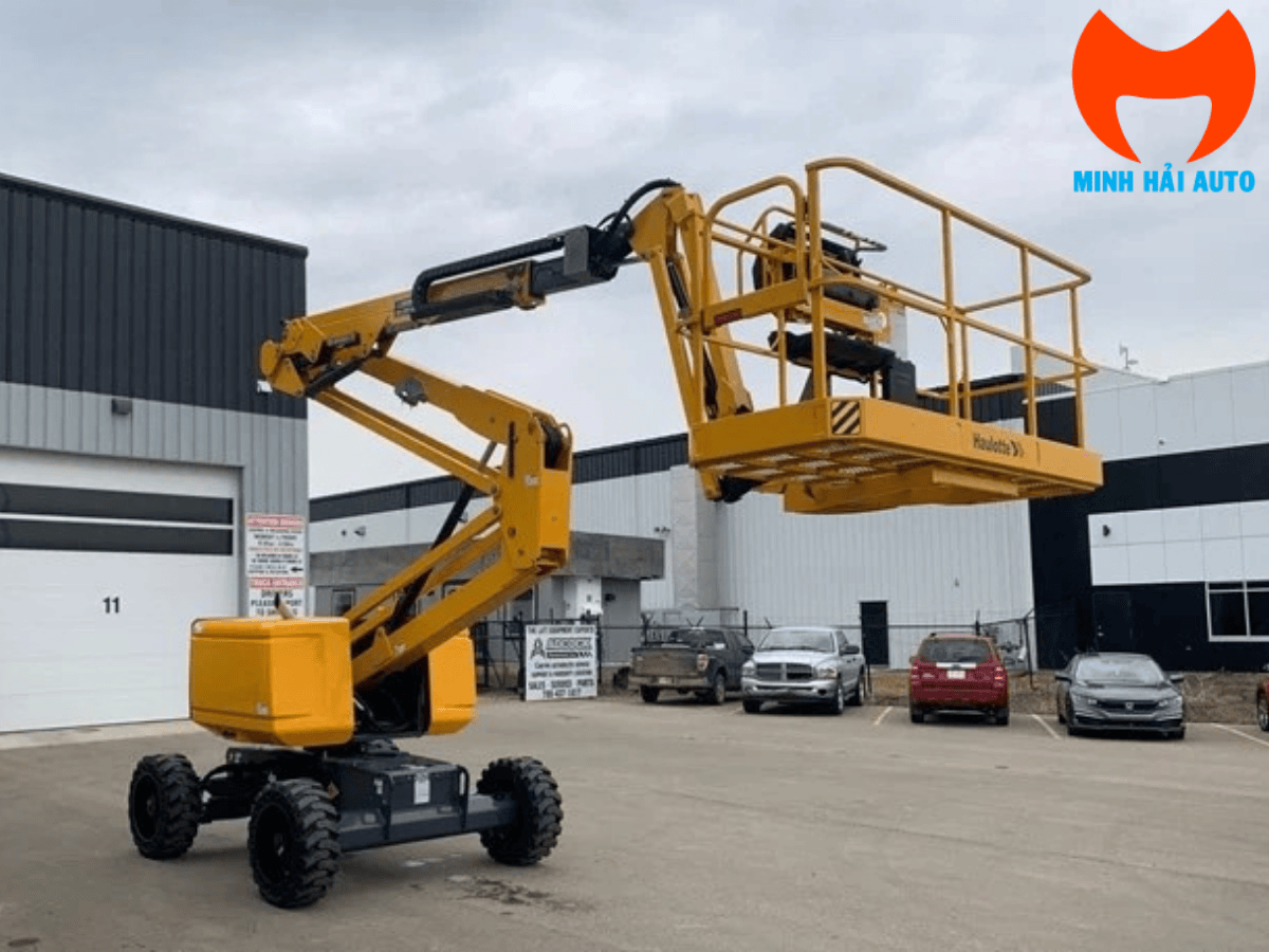 Xe nâng người Haulotte 14m Boom Lift đang vươn cần tại công trường xây dựng