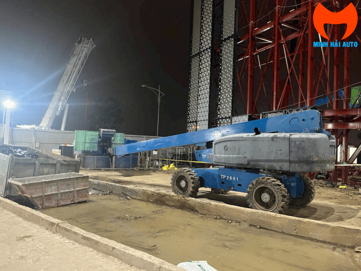 Xe nâng người điện làm việc trong nhà xưởng sạch, ít tiếng ồn