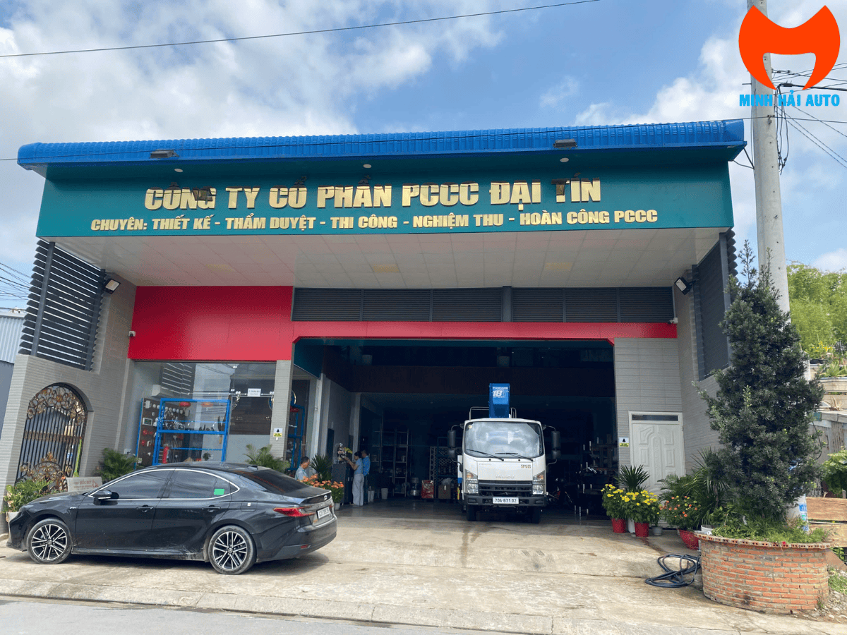 Xe nâng người Isuzu QMR77HE5 gắn thang Socage 18T