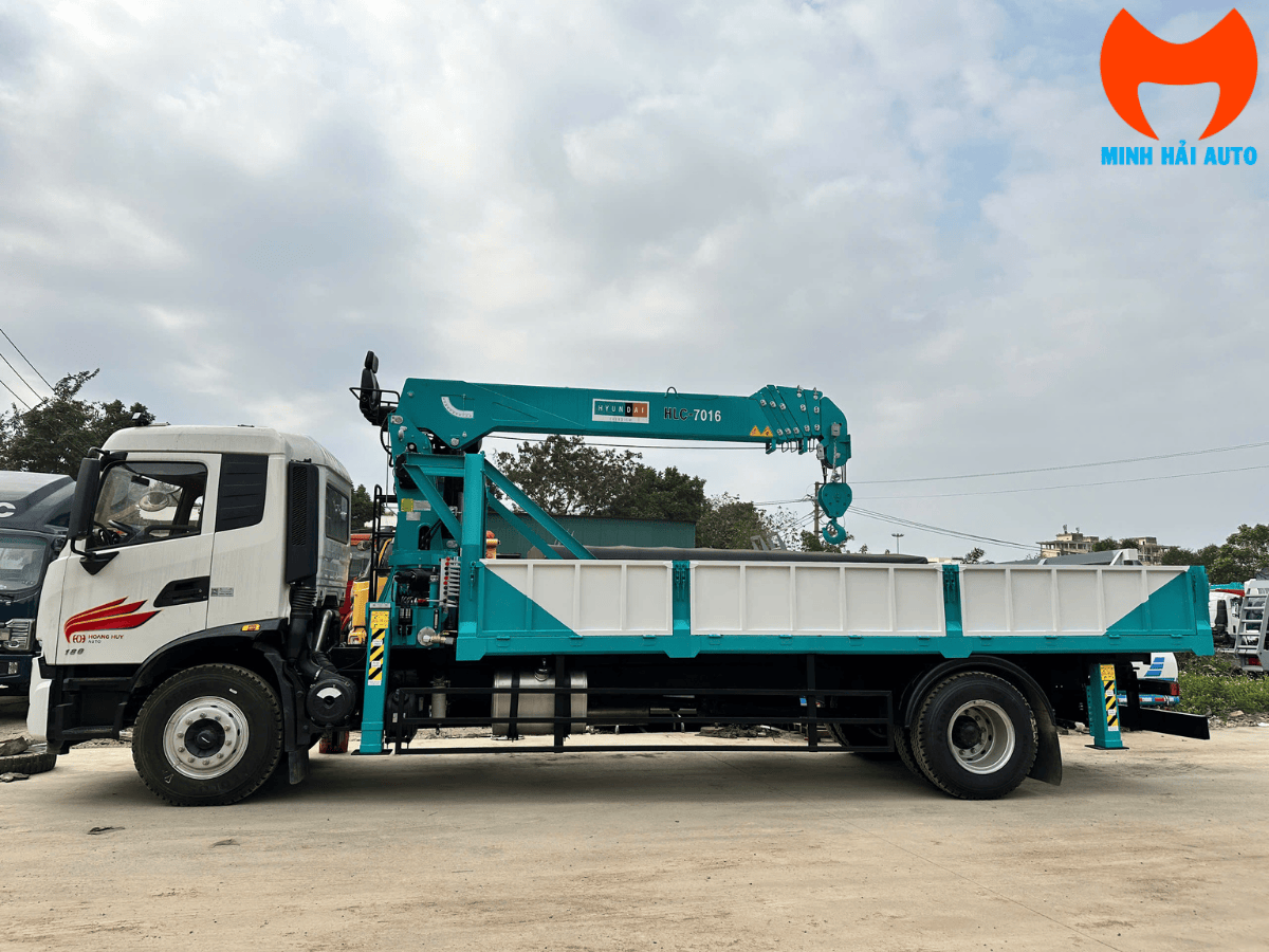 Với chiều dài thùng ưu việt, xe xử lý tốt các mặt hàng cồng kềnh và siêu trường.