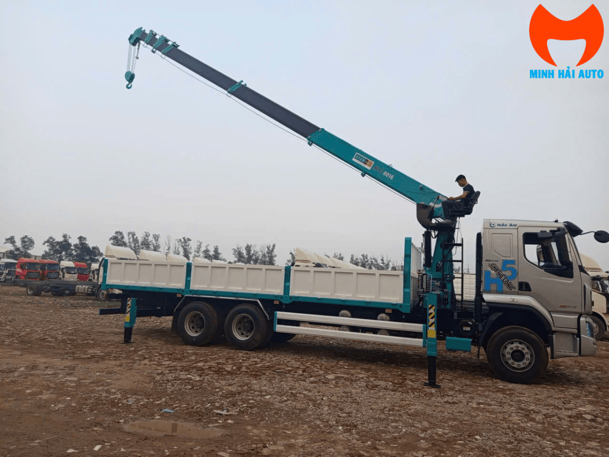 Xe tải Chenglong H5 3 chân gắn cẩu Hyundai HLC-5014 – Tổng quan thực tế