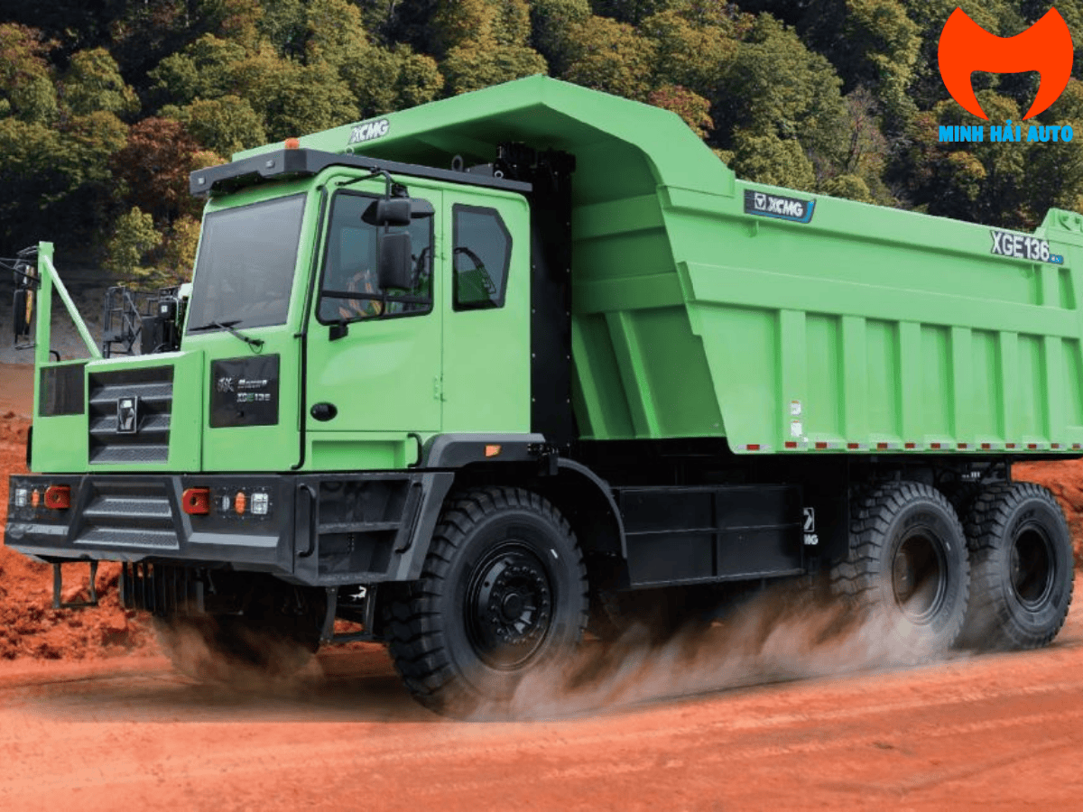 Xe tải tự đổ chạy điện XCMG XGE136 90 tấn đang vận hành tại công trường mỏ.