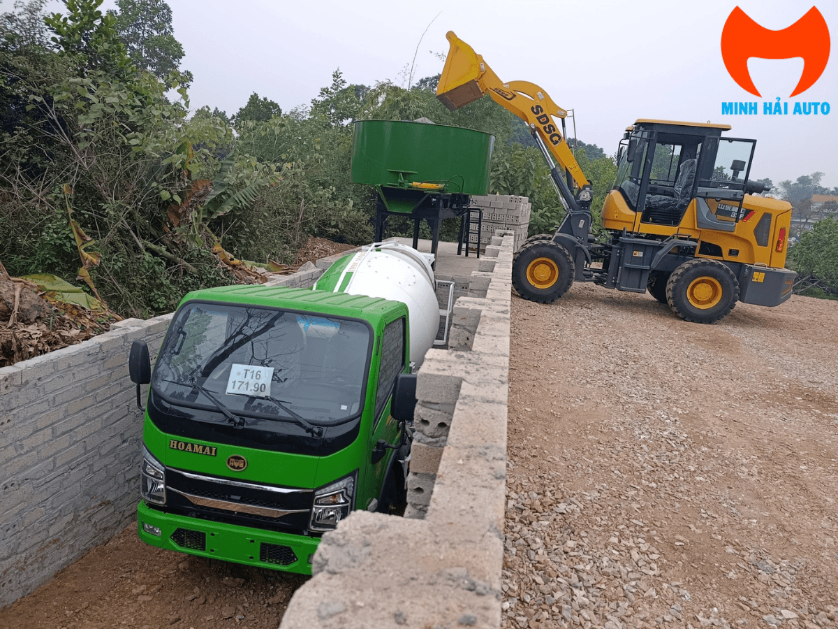 Xe trộn bê tông Hoa Mai đang hoạt động thực tế