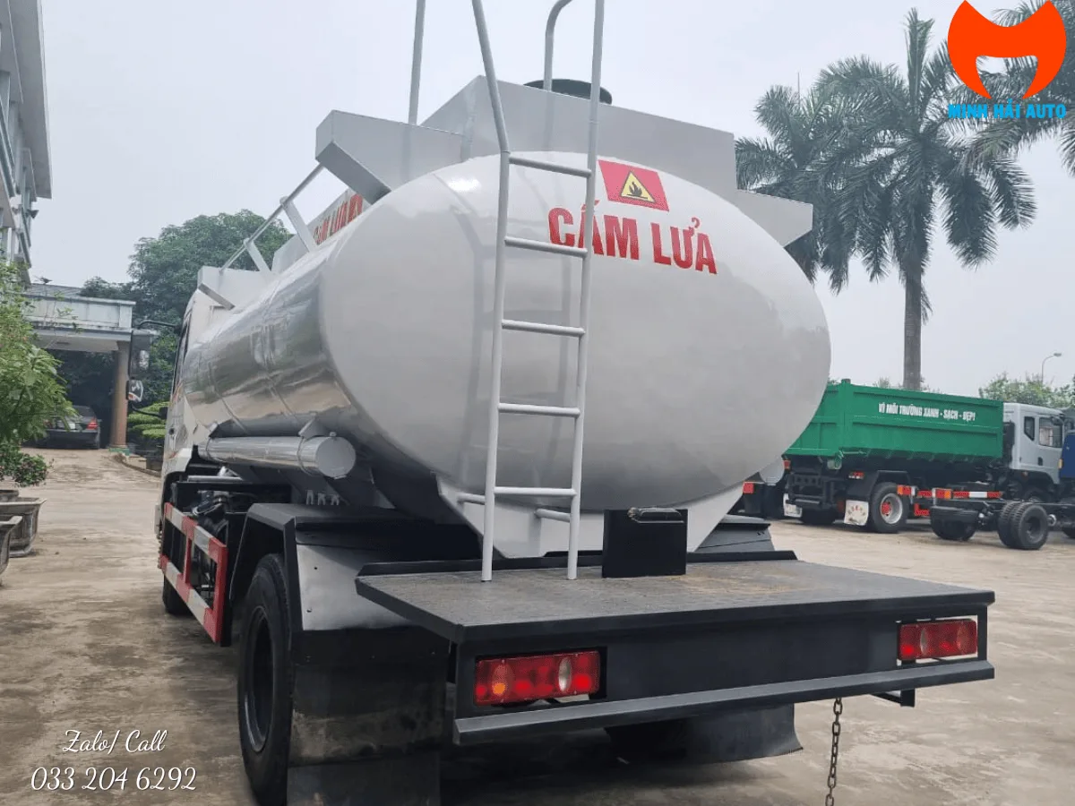 Xi téc trên xe Dongfeng khoảng 11 khối nhìn từ phía sau