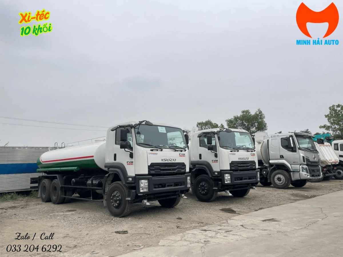 Hai xe téc phun nước Isuzu 10 khối đỗ trong bãi xe chuyên dùng của Minh Hải Auto