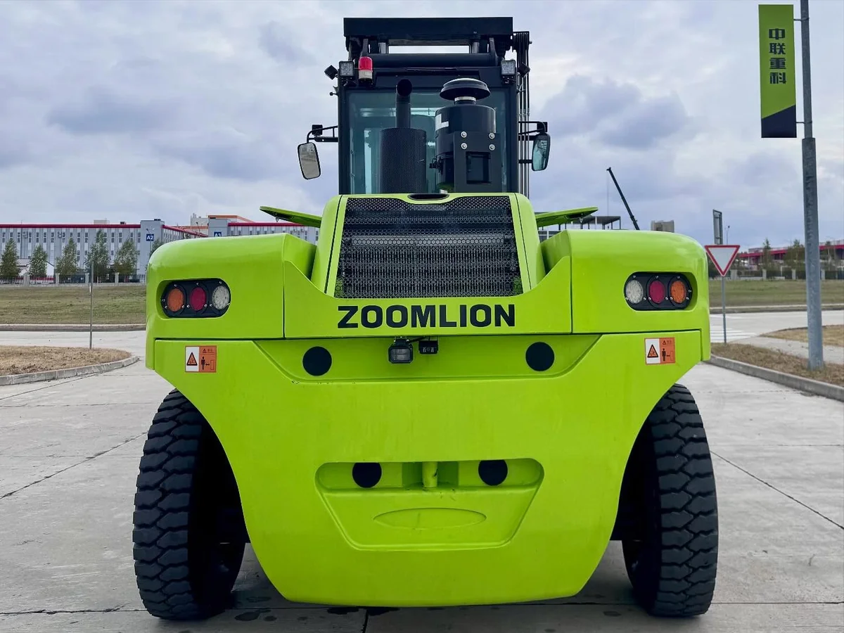 Đuôi xe nâng Zoomlion FD150 với khối đối trọng lớn, ống xả và lốp lái kích thước lớn