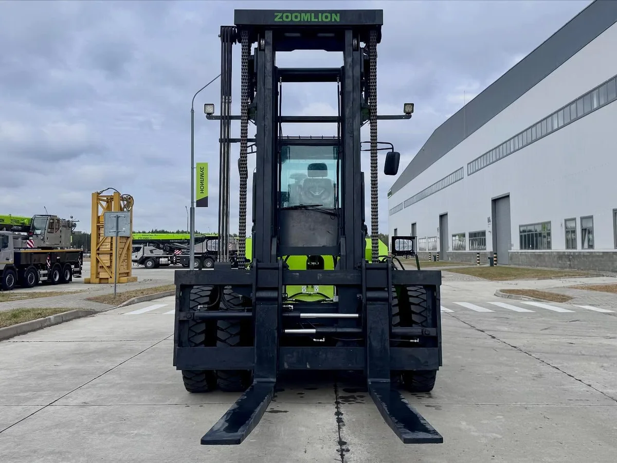 Khung nâng 2 tầng, hệ thống xích đôi và bộ công tác dịch càng của xe nâng Zoomlion FD150 nhìn trực diện