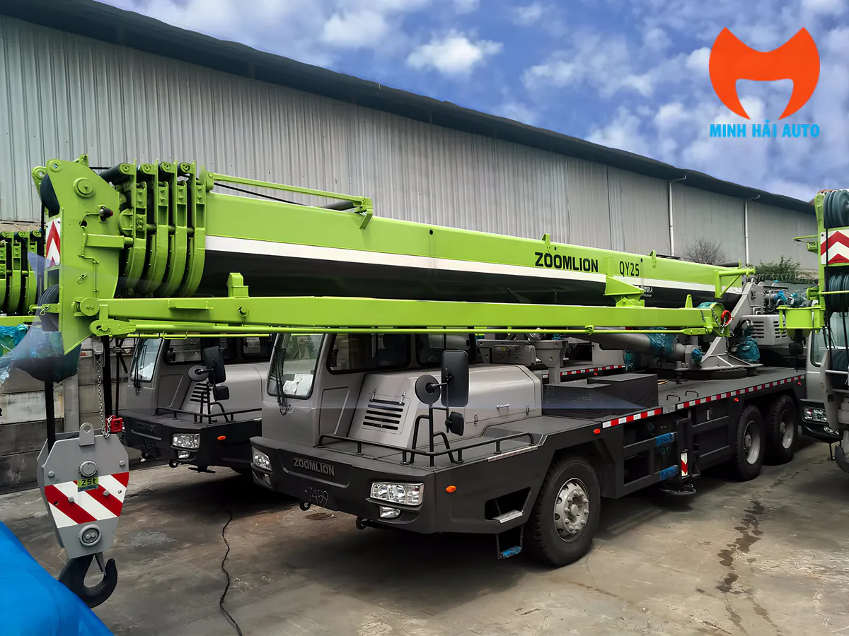 Xe cẩu bánh lốp Zoomlion QY25 nhìn từ phía trước tại bãi xe