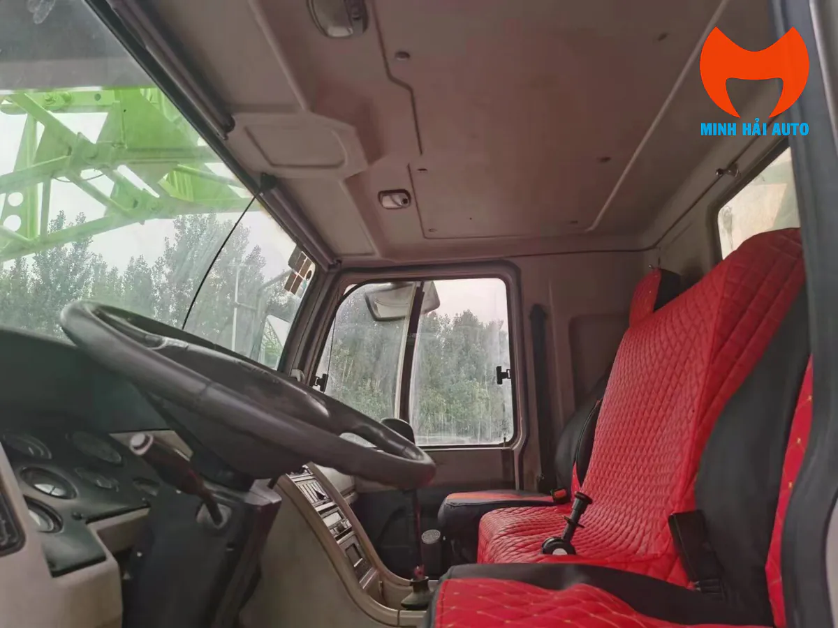Cabin điều khiển của xe cẩu bánh lốp Zoomlion QY25