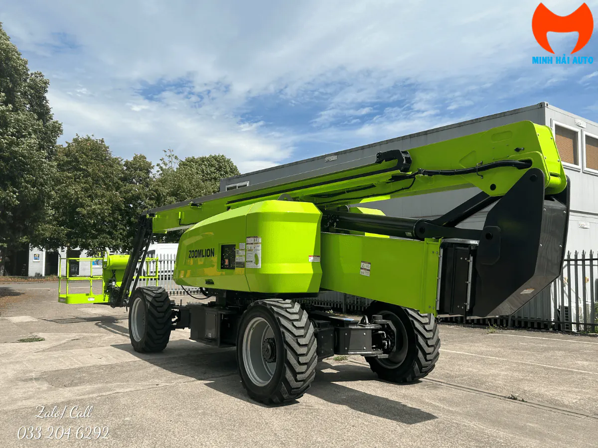 Zoomlion ZA32J nhìn góc sau, thấy cụm khớp cần và bánh xe