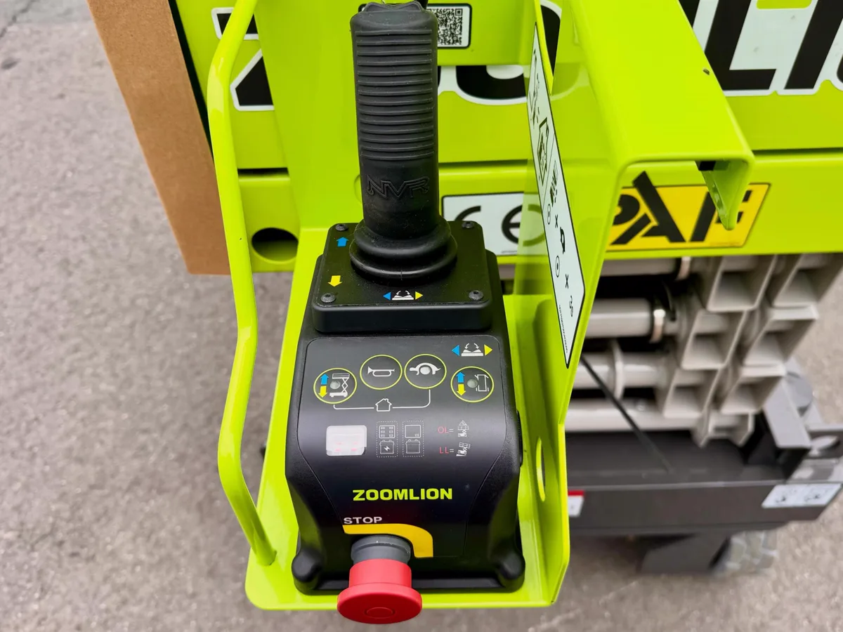 Tay điều khiển tỷ lệ trên sàn nâng Zoomlion ZS0407DC-Li kèm nút dừng khẩn cấp