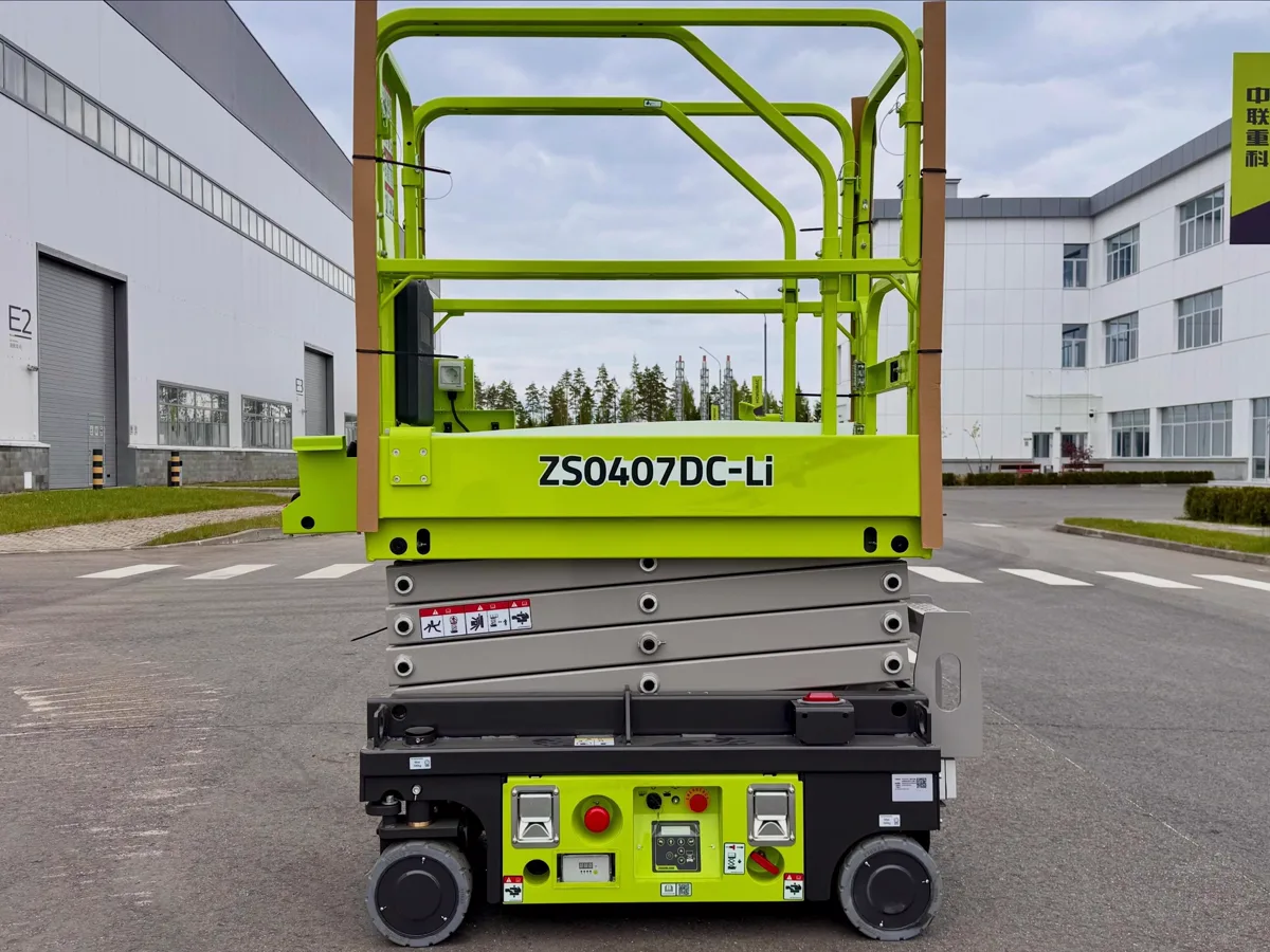 Xe nâng người cắt kéo Zoomlion ZS0407DC-Li nhìn ngang, tem model trên thân sàn nâng