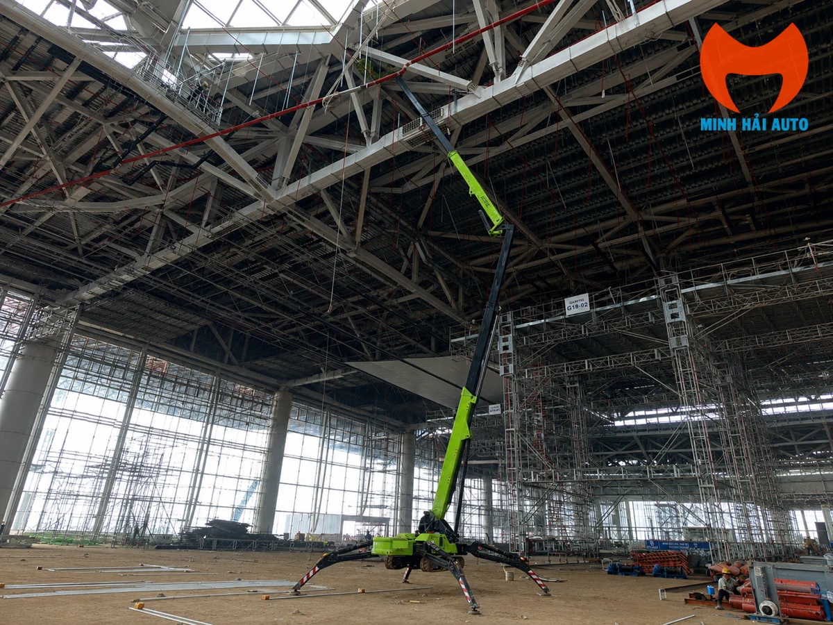 Zoomlion ZX27AE làm việc trong nhà xưởng trần cao