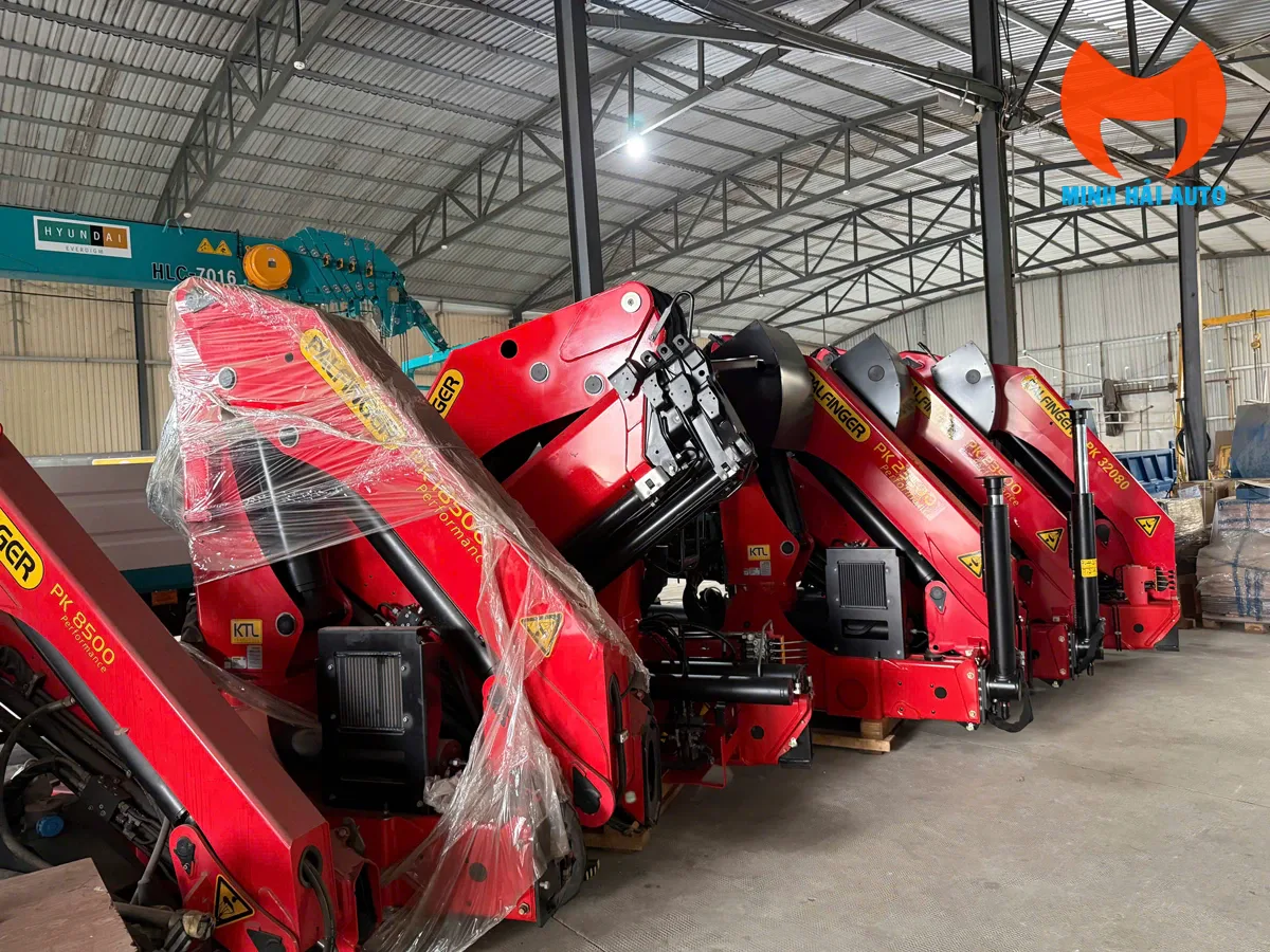 Dàn cẩu gập Palfinger tại kho Minh Hải Auto