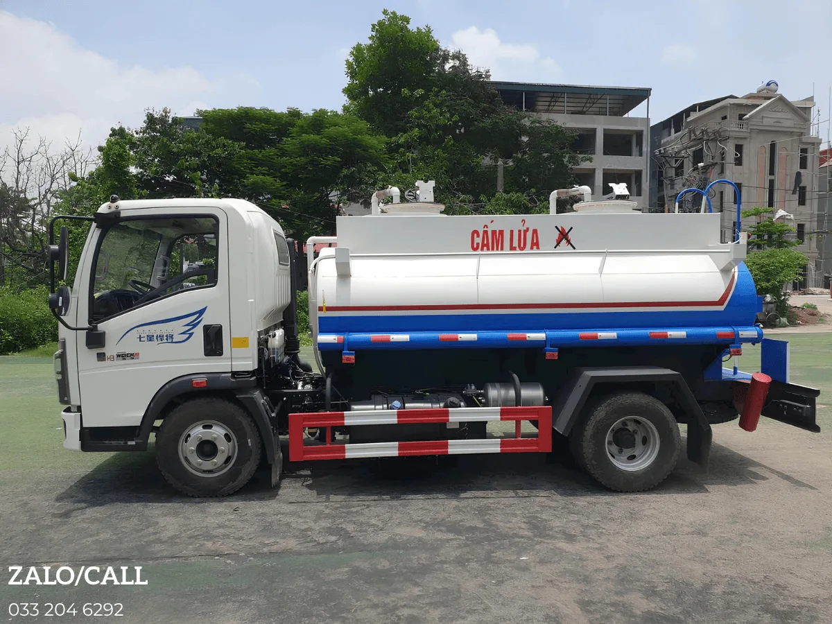 Một chiếc xe bồn chở xăng dầu 6 khối HOWO chính hãng sẵn sàng bàn giao cho khách hàng tại đại lý Minh Hải Auto