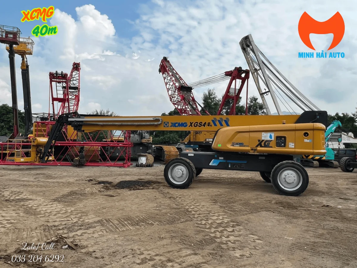 Toàn cảnh xe nâng người boom lift XCMG 40m XGS40 đang làm việc tại công trình lớn
