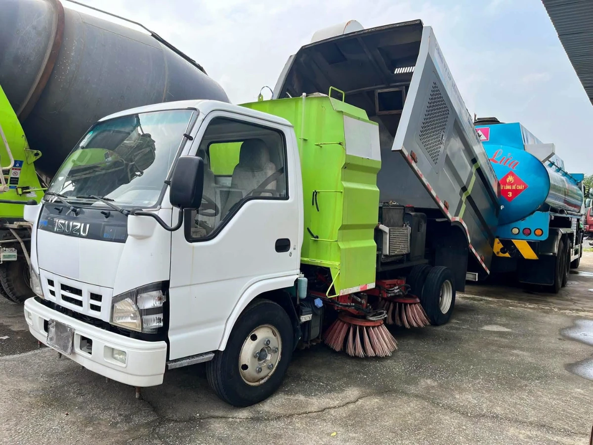 Toàn cảnh xe quét đường hút bụi chuyên dụng cho mặt bằng diện tích lớn