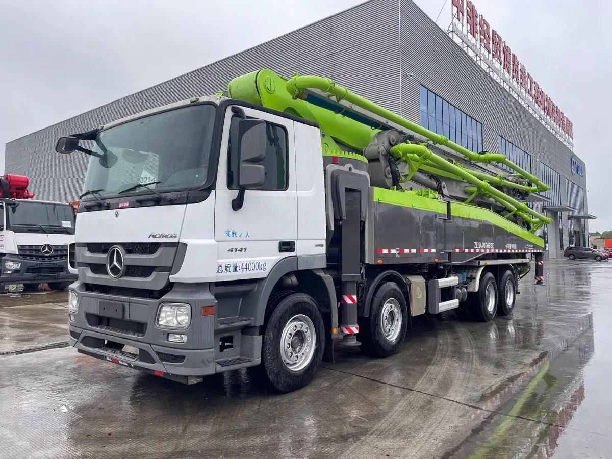 Xe bơm bê tông Zoomlion 63X-7RZ 63m trên khung gầm Mercedes-Benz Actros 4141 góc nhìn 3/4 phía trước