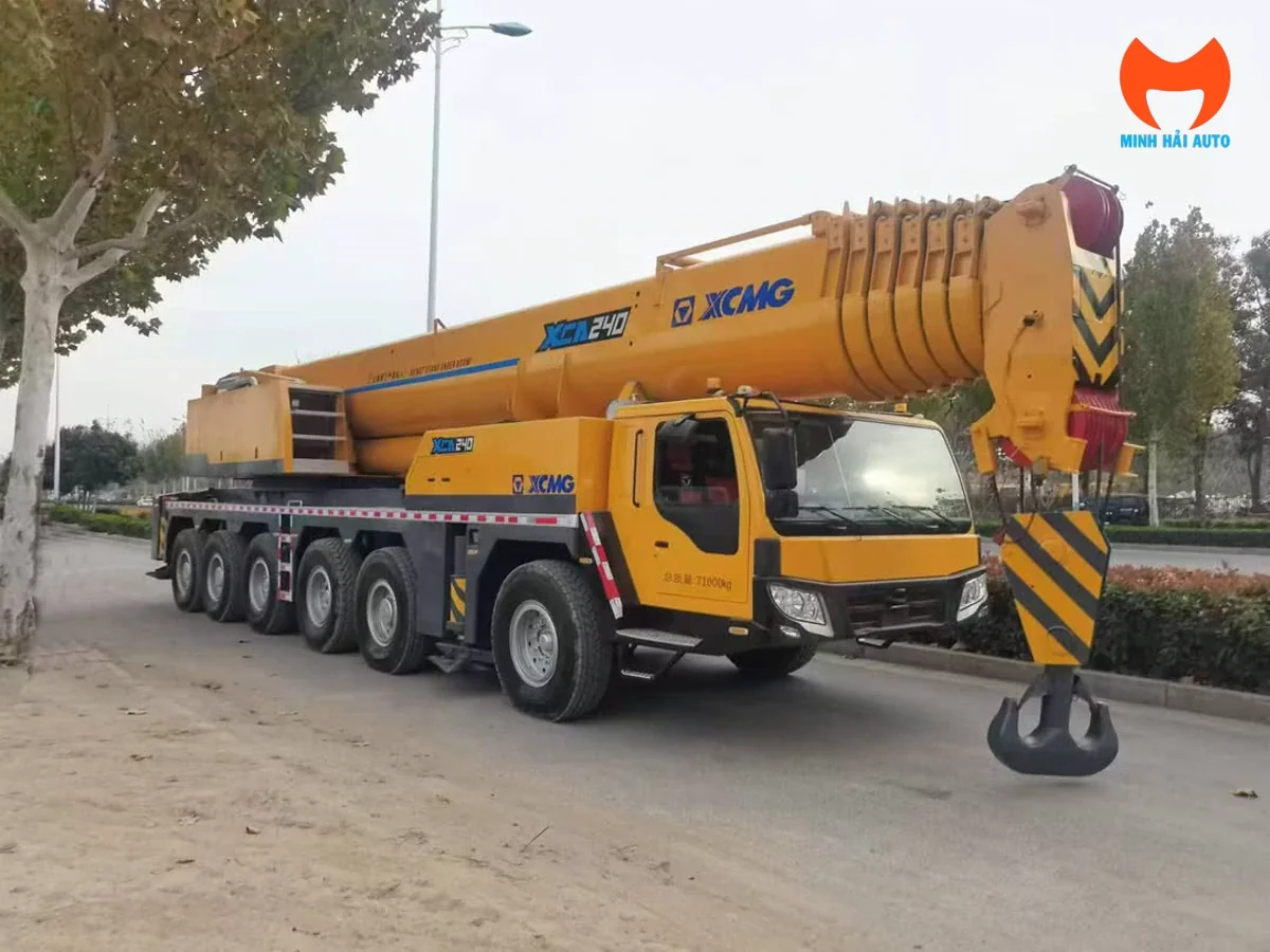 Xe cẩu bánh lốp địa hình XCMG 240 tấn XCA240 góc nhìn 3/4 phía trước
