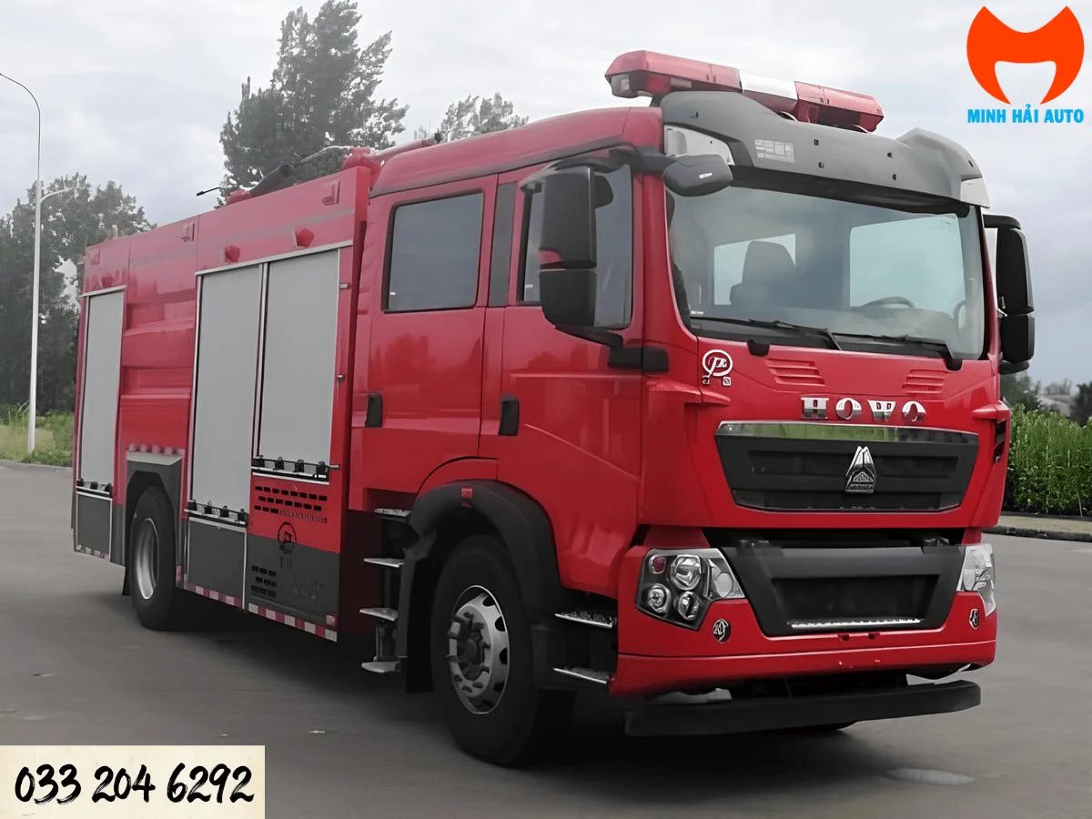 Xe chữa cháy bột khô HOWO 7 khối màu đỏ nhìn góc ba phần tư phía trước, cabin kép ba trục