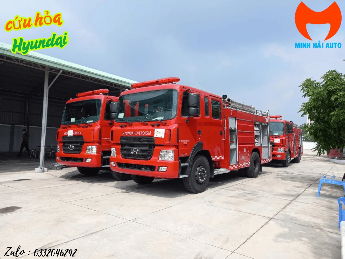 Xe chữa cháy Hyundai Everdigm màu đỏ nhìn góc ba phần tư phía trước tại bãi giao xe