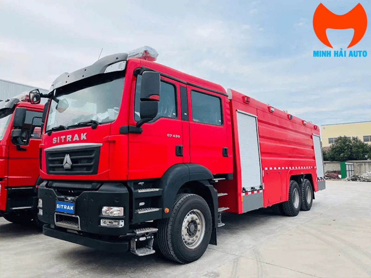 Xe chữa cháy Sinotruk Sitrak 18 khối màu đỏ nhìn góc ba phần tư phía trước, cabin kép ba trục tại nhà máy