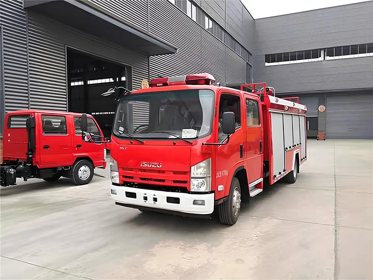 Xe chữa cháy bọt nước 3,5 khối Isuzu QL1110ANKAY màu đỏ nhìn góc ba phần tư phía trước tại nhà máy