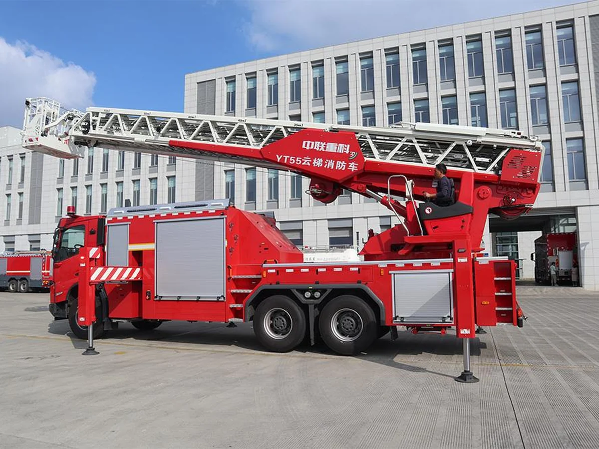 Xe chữa cháy thang nâng 55m Zoomlion ZLF5340JXFYT55 duỗi thang nghiêng, chân chống hạ xuống